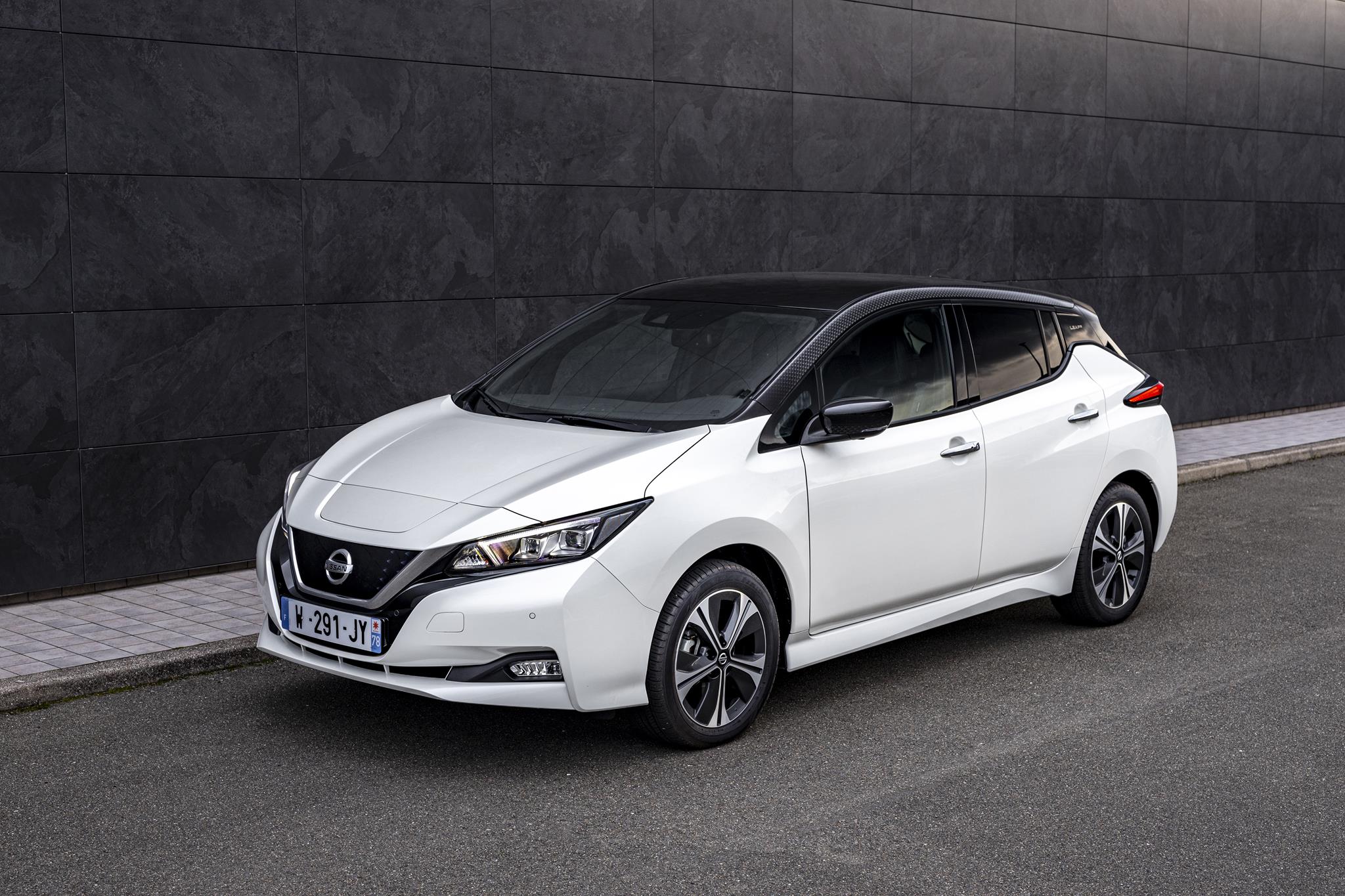 Nissan leaf седан