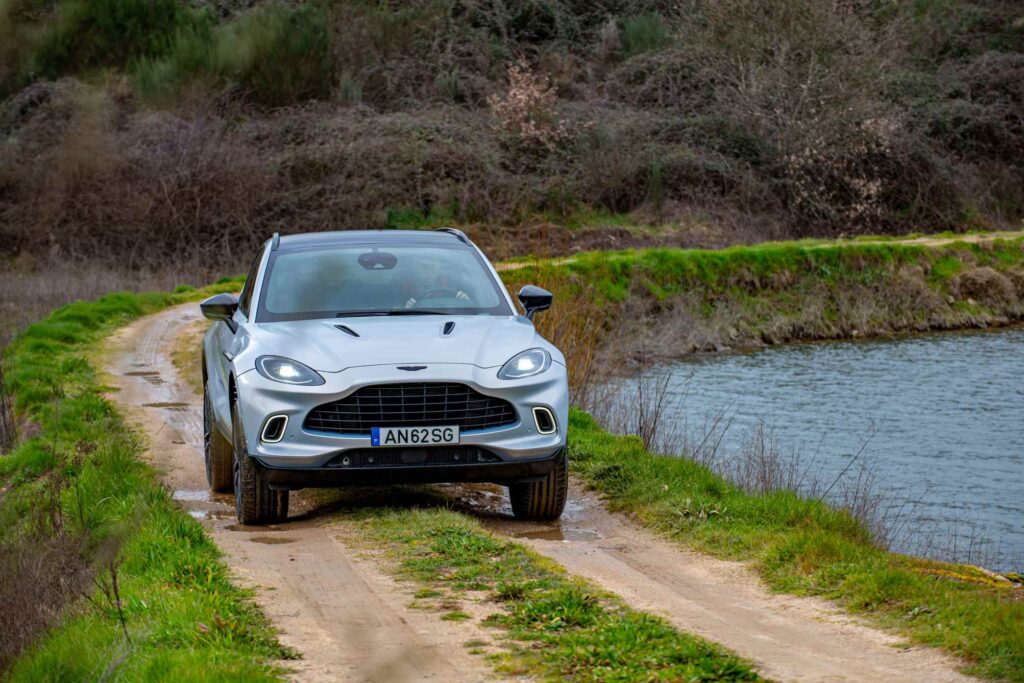 ASTON MARTIN DBX V8 2024 11