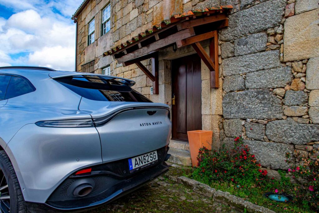 ASTON MARTIN DBX V8 2024 4