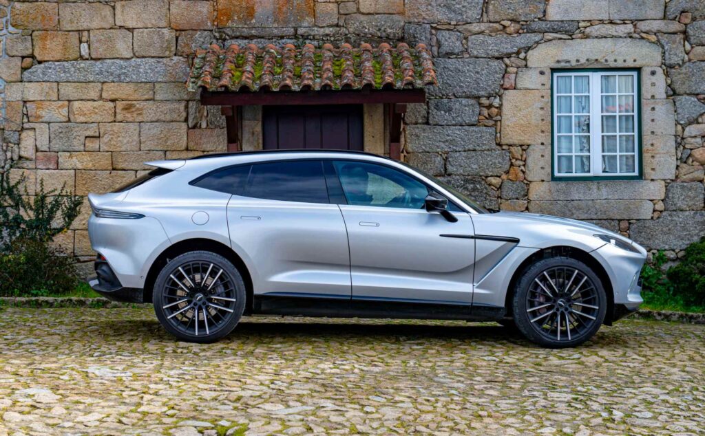 ASTON MARTIN DBX V8 2024 7